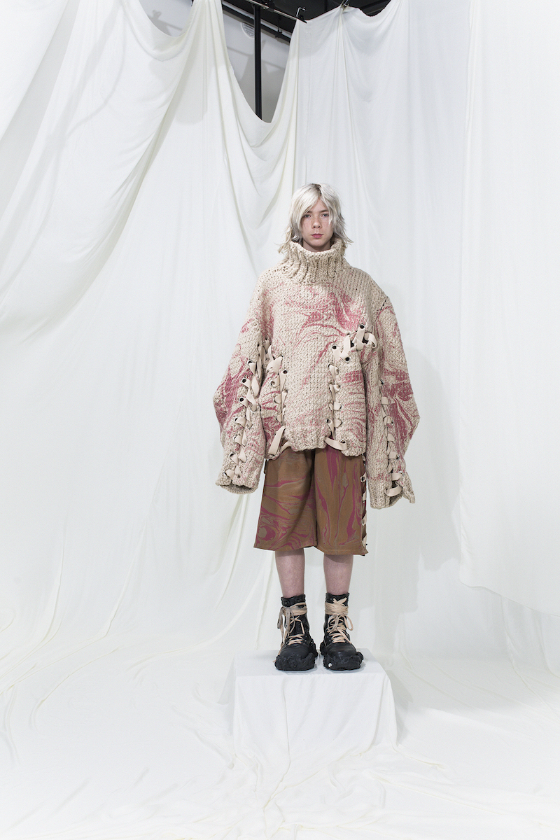 Oversized knitted jumper with pink marble print, with pink-brown marble printed shorts underneath